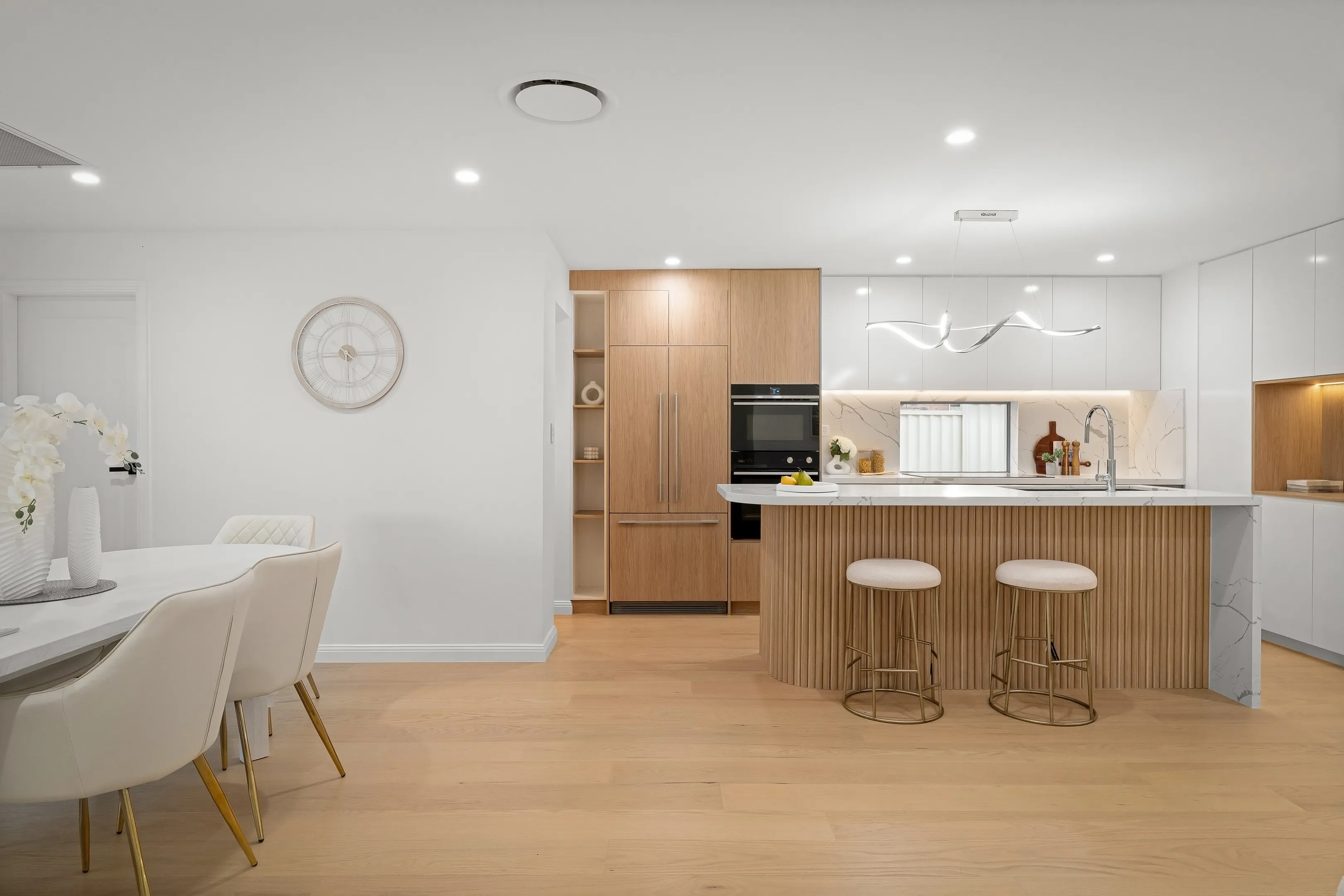 Kitchen & Dining